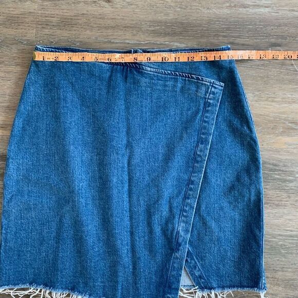 Madwell Jean denim skirt size 10 A line shape zip back closure - Picture 4 of 6